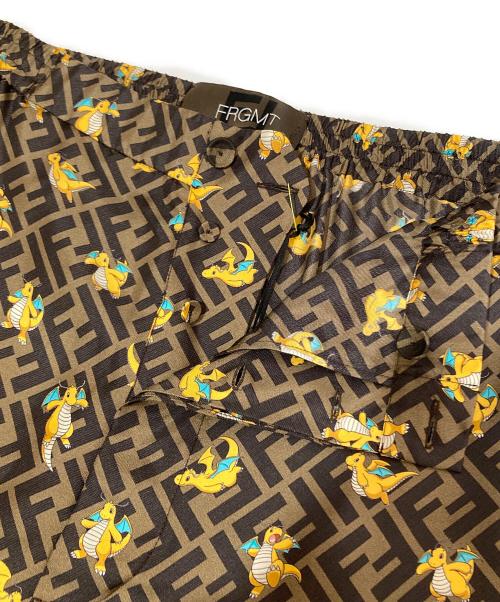 FENDI（フェンディ）FENDI (フェンディ) FRAGMENT DESIGN (フラグメントデザイン) pokemon (ポケモン) ズッカ柄 キャラクターシルクツイル パジャマパンツ　FR6550 AWZH　カイリュー ブラウン サイズ:38の古着・服飾アイテム