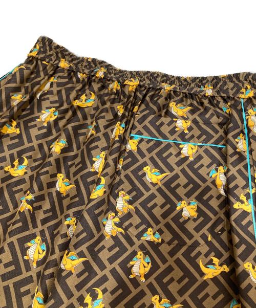 FENDI（フェンディ）FENDI (フェンディ) FRAGMENT DESIGN (フラグメントデザイン) pokemon (ポケモン) ズッカ柄 キャラクターシルクツイル パジャマパンツ　FR6550 AWZH　カイリュー ブラウン サイズ:38の古着・服飾アイテム
