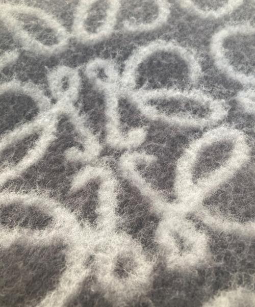 LOEWE（ロエベ）LOEWE (ロエベ) アナグラム リバ―シブルスカーフ　マフラー グレーの古着・服飾アイテム