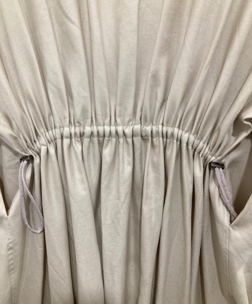 ADORE（アドーア）ADORE (アドーア) ソフトラスターワンピース　531-0140522 ベージュ サイズ:38の古着・服飾アイテム