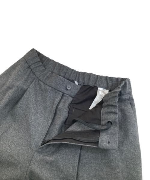 ATON（エイトン）ATON (エイトン) WOOL SAXONY TAPERED EASY PANTS（ウールサクソニー テーパード イージーパンツ） / スラックス　PRAGIW0900 グレー サイズ:04の古着・服飾アイテム