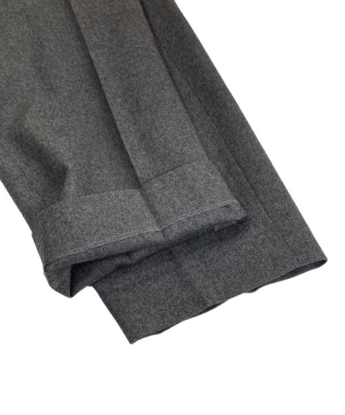 ATON（エイトン）ATON (エイトン) WOOL SAXONY TAPERED EASY PANTS（ウールサクソニー テーパード イージーパンツ） / スラックス　PRAGIW0900 グレー サイズ:04の古着・服飾アイテム