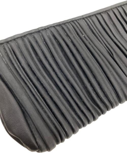 MIU MIU（ミュウミュウ）MIU MIU (ミュウミュウ) レザープリーツクラッチバッグ ブラックの古着・服飾アイテム