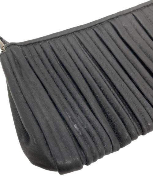 MIU MIU（ミュウミュウ）MIU MIU (ミュウミュウ) レザープリーツクラッチバッグ ブラックの古着・服飾アイテム