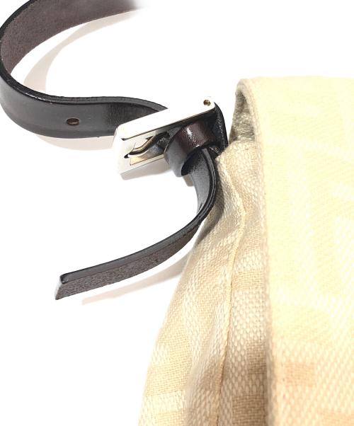 FENDI（フェンディ）FENDI (フェンディ) ズッカ柄 マンマバケットワンショルダーバッグ　26325 ベージュの古着・服飾アイテム