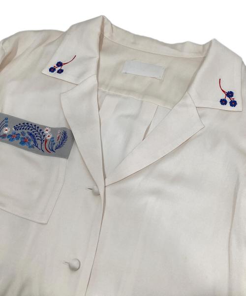 Mame Kurogouchi（マメクロゴウチ）Mame Kurogouchi (マメクロゴウチ) 襟刺繍ロングスリーブパイピングシャツ　MM19AW-SH011 アイボリー サイズ:2の古着・服飾アイテム