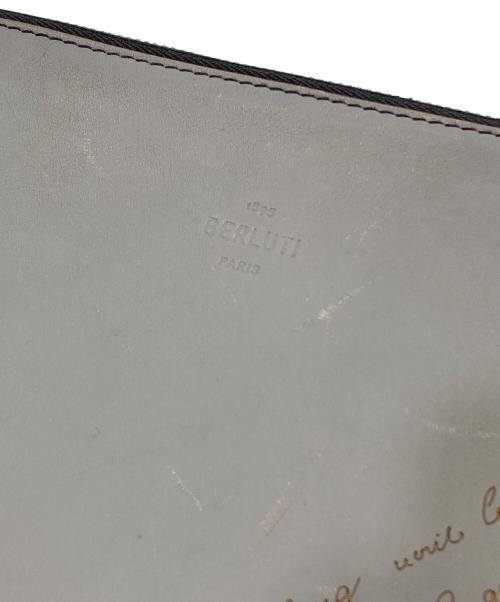 Berluti（ベルルッティ）Berluti (ベルルッティ) ニノGM カリグラフィ クラッチバッグ グレーの古着・服飾アイテム