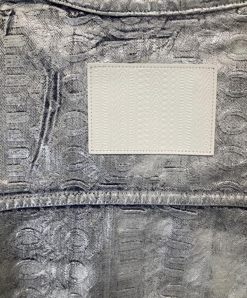 MARC JACOBS（マークジェイコブス）MARC JACOBS (マークジェイコブス) Monochromatic Denim Big Trucker　モノクロマティックデニムビッグトラッカージャケット　コーティングデニムジャケット　2F3RJC005D14 シルバー サイズ:Mの古着・服飾アイテム