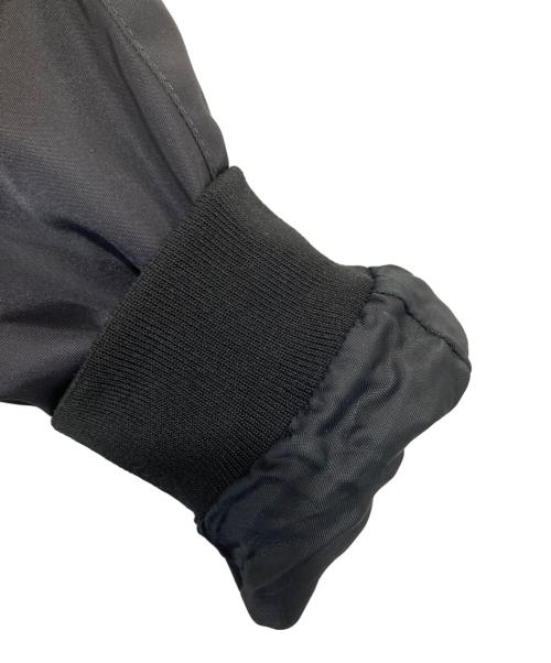 PRADA（プラダ）PRADA (プラダ) TRIANGLE PLATE LOGO BOMBER JACKET トライアングルプレートロゴボンバージャケット　SGH039 R121 ブラック サイズ:46の古着・服飾アイテム