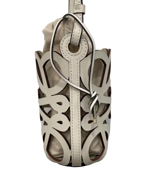 LOEWE（ロエベ）LOEWE (ロエベ) アナグラムカットアウト ポケット ショルダーバッグ　C922Y62X07 ホワイトの古着・服飾アイテム