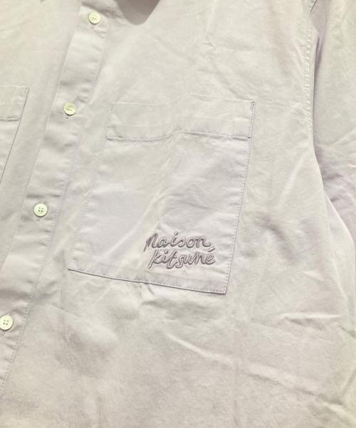 maison kitsune（メゾンキツネ）MAISON KITSUNE (メゾンキツネ) リラックス ショートスリーブ シャツ　OM00424WW9031　ロゴ刺繍 半袖シャツ パープル サイズ:Mの古着・服飾アイテム