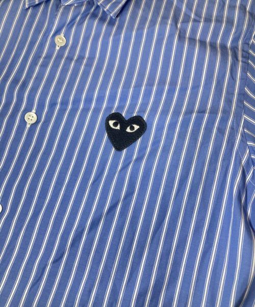 PLAY COMME des GARCONS（プレイコムデギャルソン）PLAY COMME des GARCONS (プレイコムデギャルソン) AD2022　S/S ストライプシャツ　AZ-B022 スカイブルー サイズ:Sの古着・服飾アイテム