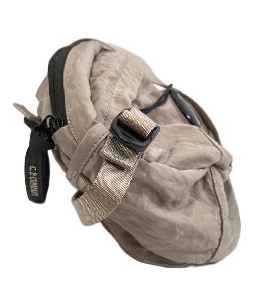 C.P COMPANY（シーピーカンパニー）C.P COMPANY (シーピーカンパニー) Nylon B Crossbody Pack DOVEの古着・服飾アイテム