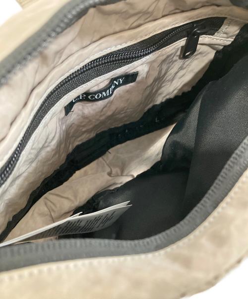 C.P COMPANY（シーピーカンパニー）C.P COMPANY (シーピーカンパニー) Nylon B Crossbody Pack DOVEの古着・服飾アイテム
