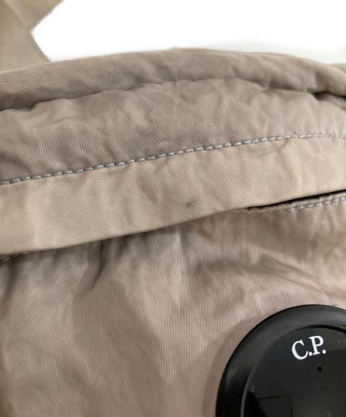 C.P COMPANY（シーピーカンパニー）C.P COMPANY (シーピーカンパニー) Nylon B Crossbody Pack DOVEの古着・服飾アイテム