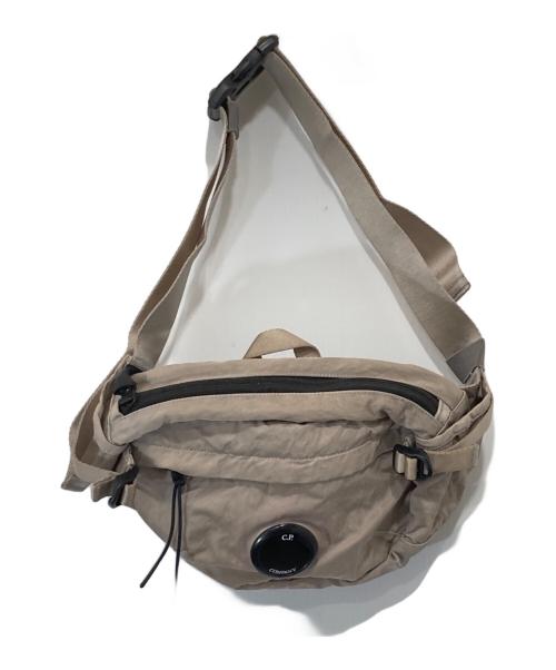 C.P COMPANY（シーピーカンパニー）C.P COMPANY (シーピーカンパニー) Nylon B Crossbody Pack DOVEの古着・服飾アイテム