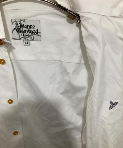 Vivienne Westwood man（ヴィヴィアン ウェストウッド マン）Vivienne Westwood man (ヴィヴィアン ウェストウッド マン) オーブロゴ刺繍アシンメトリーシャツ ホワイト サイズ:44の古着・服飾アイテム