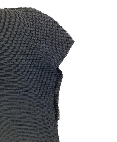 me ISSEY MIYAKE（ミーイッセイ ミヤケ）me ISSEY MIYAKE (ミーイッセイ ミヤケ) ノースリーブトップス　NO SLEEVE TOPS　MI43KK387 ブラック サイズ:FREEの古着・服飾アイテム