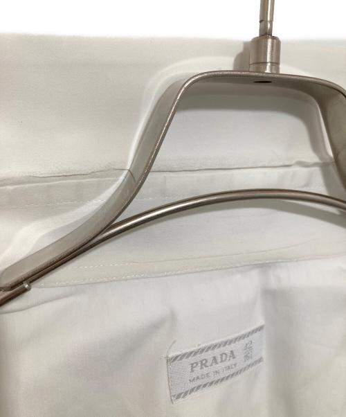 PRADA（プラダ）PRADA (プラダ) POPELINE STRETCH ワイシャツ　ポプリンストレッチ　UCM611 F62 ホワイト サイズ:42／161/2の古着・服飾アイテム