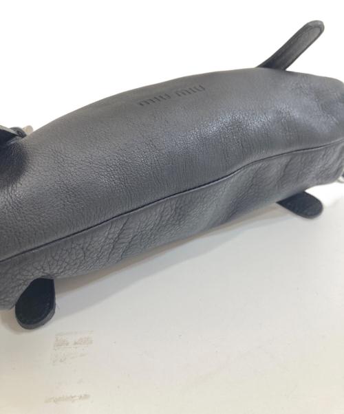 MIU MIU（ミュウミュウ）MIU MIU (ミュウミュウ) ロゴ型押し レザー ミニハンドバッグ　127044V ブラックの古着・服飾アイテム