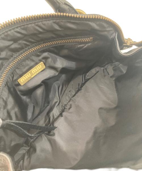 MIU MIU（ミュウミュウ）MIU MIU (ミュウミュウ) ロゴ型押し レザー ミニハンドバッグ　127044V ブラックの古着・服飾アイテム