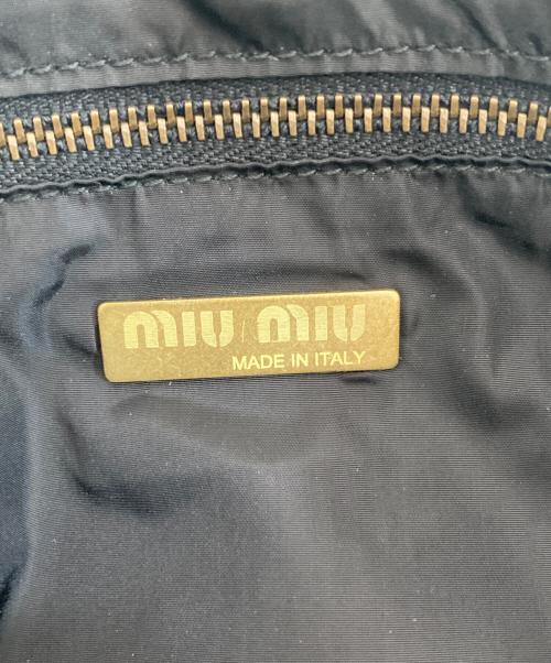 MIU MIU（ミュウミュウ）MIU MIU (ミュウミュウ) ロゴ型押し レザー ミニハンドバッグ　127044V ブラックの古着・服飾アイテム