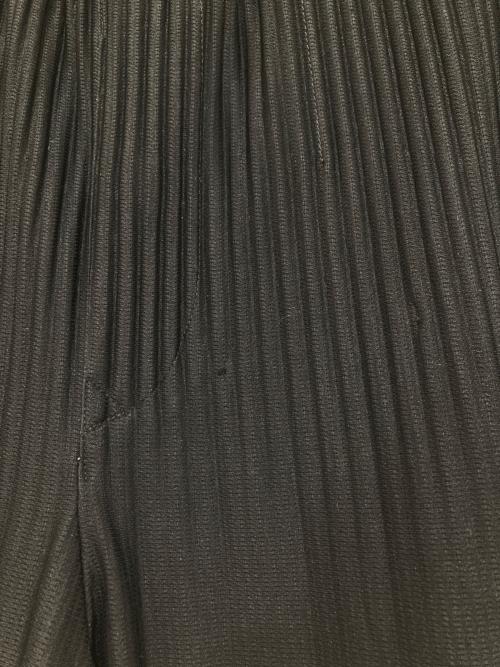 HOMME PLISSE ISSEY MIYAKE（オム プリッセ イッセイ ミヤケ）HOMME PLISSE ISSEY MIYAKE (オム プリッセ イッセイ ミヤケ) BASIC pleated tapered pants ブラック サイズ:3の古着・服飾アイテム