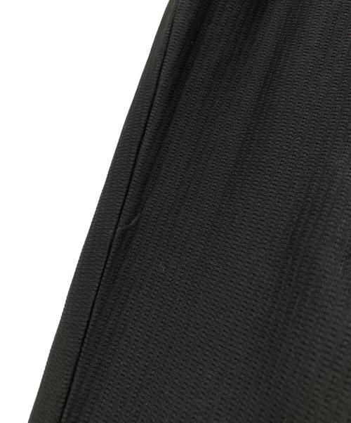 HOMME PLISSE ISSEY MIYAKE（オム プリッセ イッセイ ミヤケ）HOMME PLISSE ISSEY MIYAKE (オム プリッセ イッセイ ミヤケ) BASIC pleated tapered pants ブラック サイズ:3の古着・服飾アイテム