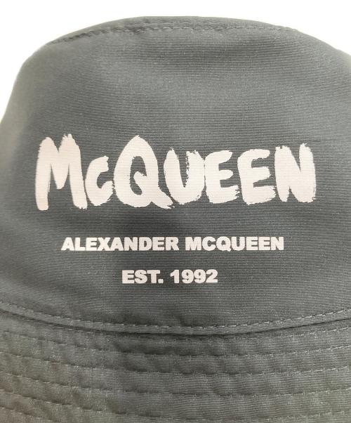 ALEXANDER McQUEEN（アレキサンダーマックイーン）ALEXANDER McQUEEN (アレキサンダーマックイーン) グラフィティ ロゴ バケット ハット ブラック サイズ:Mの古着・服飾アイテム