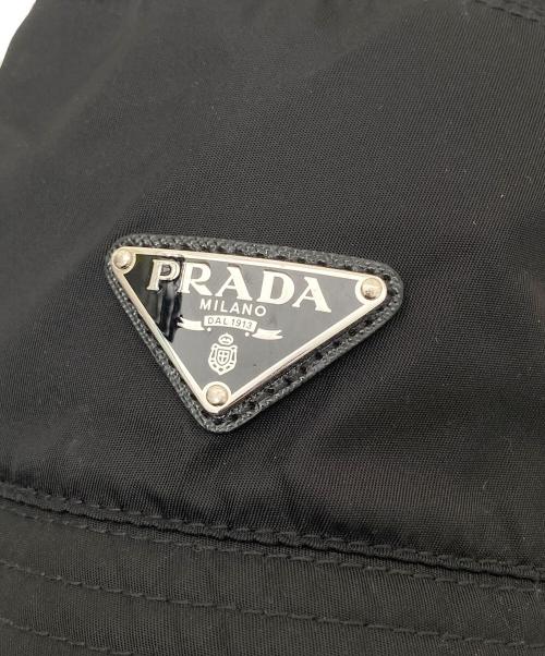PRADA（プラダ）PRADA (プラダ) RE NYLON 三角ロゴプレート ナイロンバケットハット　2HC137 2DMI ブラック サイズ:XLの古着・服飾アイテム