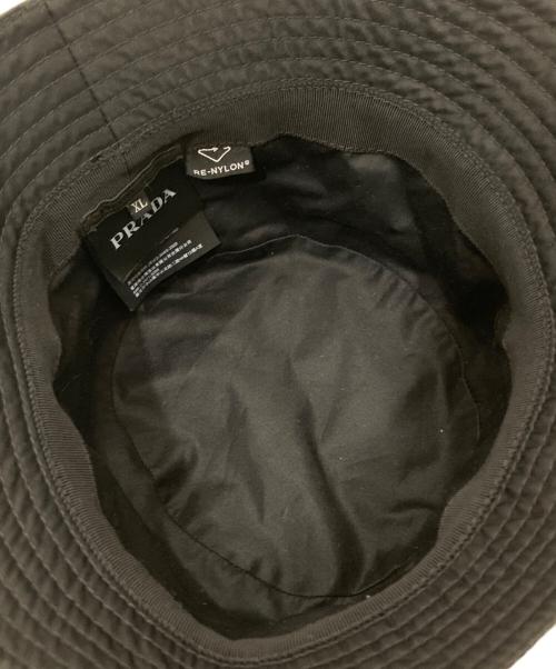 PRADA（プラダ）PRADA (プラダ) RE NYLON 三角ロゴプレート ナイロンバケットハット　2HC137 2DMI ブラック サイズ:XLの古着・服飾アイテム