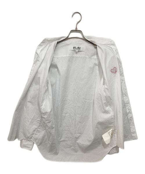 PLAY COMME des GARCONS（プレイコムデギャルソン）PLAY COMME des GARCONS (プレイコムデギャルソン) Shirt With Red Emblem　シャツウィズレッドエンブレム　AX-B002 ホワイト サイズ:Sの古着・服飾アイテム