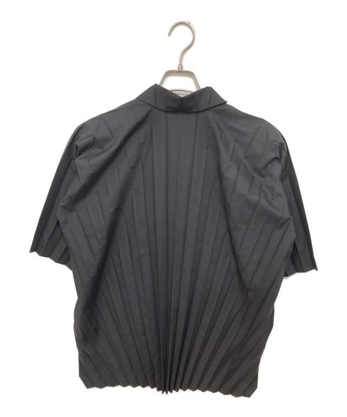 HOMME PLISSE ISSEY MIYAKE（オム プリッセ イッセイ ミヤケ）HOMME PLISSE ISSEY MIYAKE (オム プリッセ イッセイ ミヤケ) プリーツ ショートスリーブシャツ　HO128ラスト ブラック サイズ:2の古着・服飾アイテム