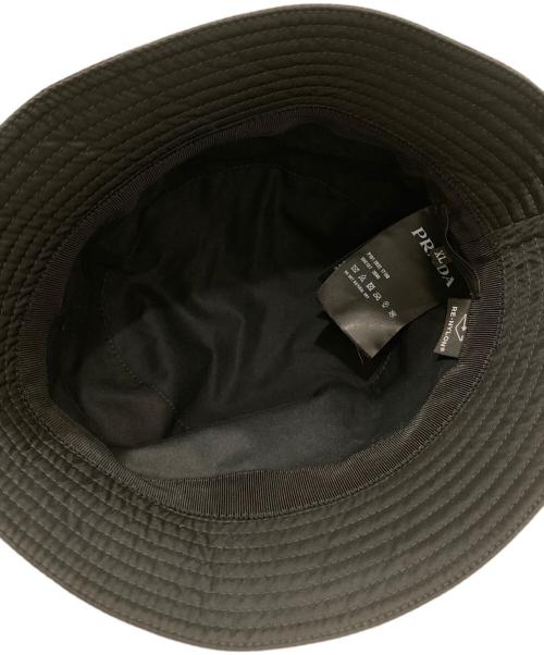 PRADA（プラダ）PRADA (プラダ) RE NYLON 三角ロゴプレート バケットハット ブラック サイズ:XLの古着・服飾アイテム