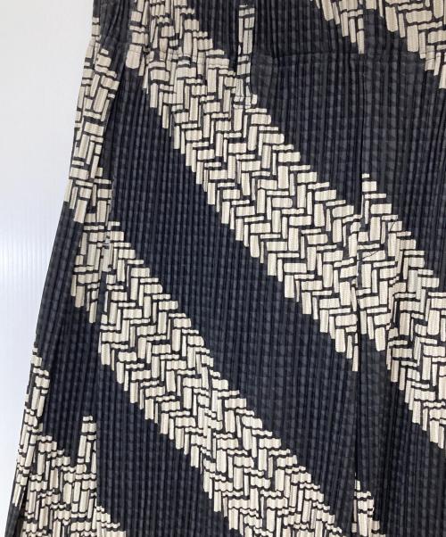 HOMME PLISSE ISSEY MIYAKE（オム プリッセ イッセイ ミヤケ）HOMME PLISSE ISSEY MIYAKE (オム プリッセ イッセイ ミヤケ) BASKET 総柄ハイウエストプリーツパンツ HP13JF178 ブラック サイズ:１の古着・服飾アイテム