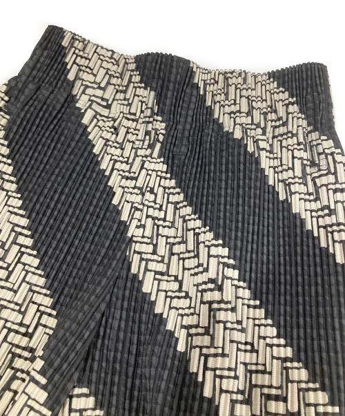 HOMME PLISSE ISSEY MIYAKE（オム プリッセ イッセイ ミヤケ）HOMME PLISSE ISSEY MIYAKE (オム プリッセ イッセイ ミヤケ) BASKET 総柄ハイウエストプリーツパンツ HP13JF178 ブラック サイズ:１の古着・服飾アイテム