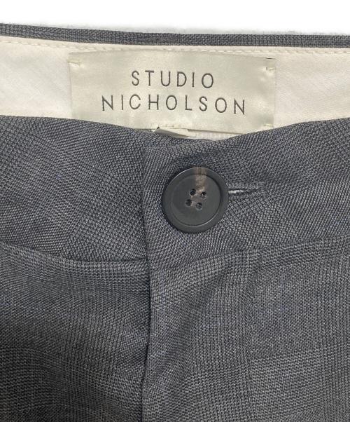 STUDIO NICHOLSON（スタジオ ニコルソン）STUDIO NICHOLSON (スタジオ ニコルソン) ALIAN WOOL MENS DOUBLE PLEAT TAPERED PANT　アランウールメンズダブルプレートテーパードパンツ　SN-405 グレー サイズ:Sの古着・服飾アイテム