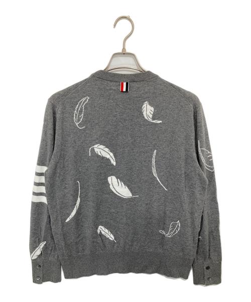 Thom Browne（トムブラウン）Thom Browne (トムブラウン) 25FW フェザー インターシャ リラックスフィット クルーネック プルオーバー MKA556A-Y3039055  グレー サイズ:２の古着・服飾アイテム