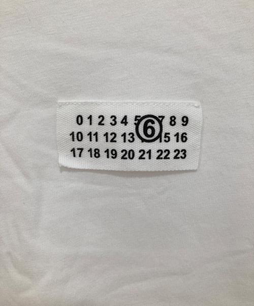 MM6 Maison Margiela（エムエムシックスメゾンマルジェラ）MM6 Maison Margiela (エムエムシックスメゾンマルジェラ) ナンバリング ロゴT クルーネック ホワイト サイズ:Mの古着・服飾アイテム