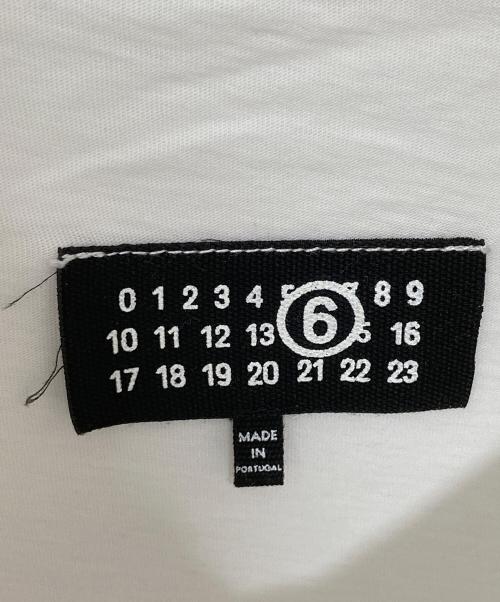 MM6 Maison Margiela（エムエムシックスメゾンマルジェラ）MM6 Maison Margiela (エムエムシックスメゾンマルジェラ) ナンバリング ロゴT クルーネック ホワイト サイズ:Mの古着・服飾アイテム