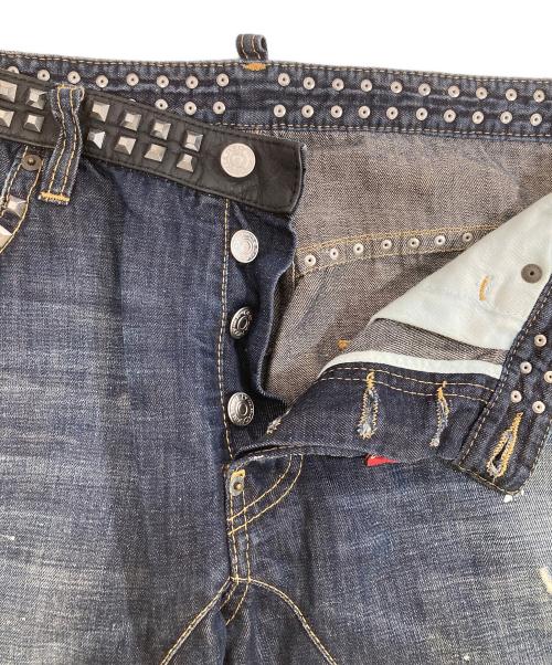 DSQUARED2（ディースクエアード）DSQUARED2 (ディースクエアード) ダメージ加工スタッズデニムパンツ インディゴ サイズ:50の古着・服飾アイテム