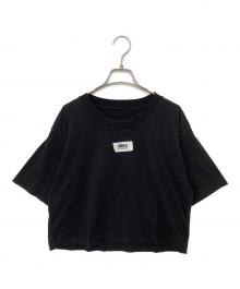 MM6 Maison Margiela（エムエムシックスメゾンマルジェラ）の古着「ロゴラベル ショート丈半袖Tシャツ」｜ブラック