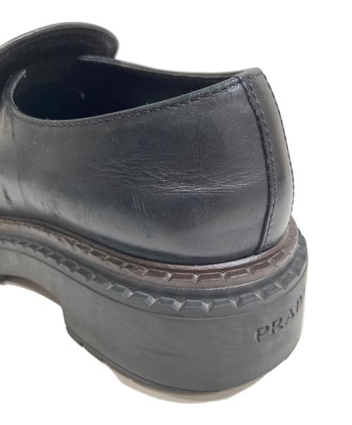PRADA（プラダ）PRADA (プラダ) トライアングルロゴローファー　2DE148 ブラック サイズ:８　１/２の古着・服飾アイテム