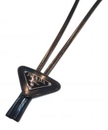 PRADA（プラダ）の古着「Triangle Logo Plate Loop Tie トライアングルループタイ 三角ロゴプレート」｜ブラック