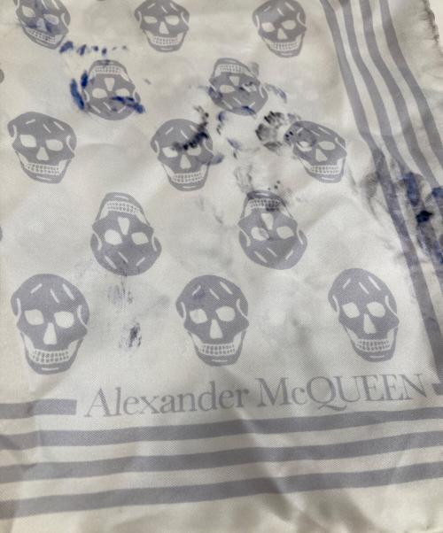 ALEXANDER McQUEEN（アレキサンダーマックイーン）ALEXANDER McQUEEN (アレキサンダーマックイーン) シルクスカーフ ホワイト×ブルーの古着・服飾アイテム