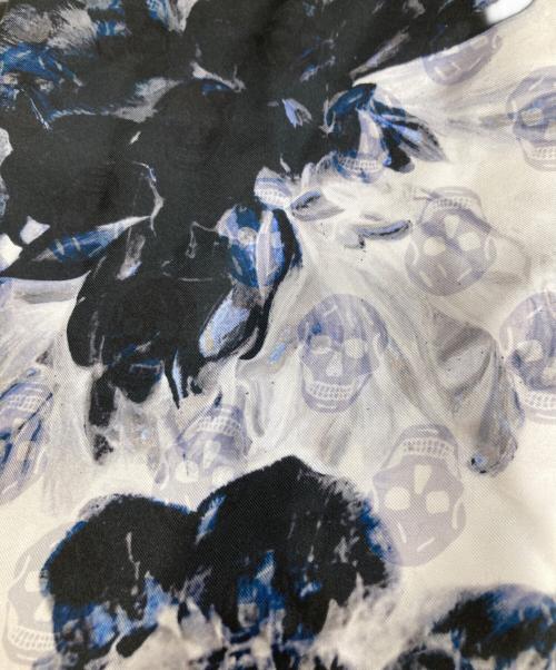 ALEXANDER McQUEEN（アレキサンダーマックイーン）ALEXANDER McQUEEN (アレキサンダーマックイーン) シルクスカーフ ホワイト×ブルーの古着・服飾アイテム