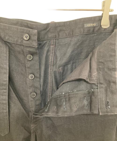 COMOLI（コモリ）COMOLI (コモリ) ブラックデニムベルテッドパンツ ブラック サイズ:Mの古着・服飾アイテム