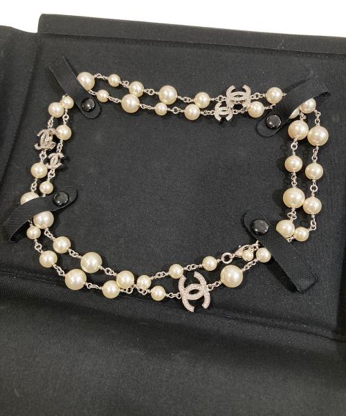 CHANEL（シャネル）CHANEL (シャネル) ココマーク ロングネックレス メタル、グラスストーン & ストラス シルバー & ホワイトの古着・服飾アイテム