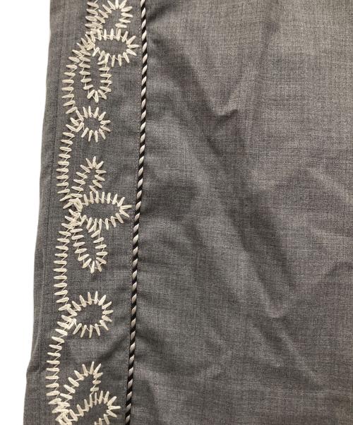 DAIRIKU（ダイリク）DAIRIKU (ダイリク) Embroidery Western Wide Slacks　エンブロイダリー ウエスタン ワイド スラックス　24SS B-4 グレー サイズ:29の古着・服飾アイテム