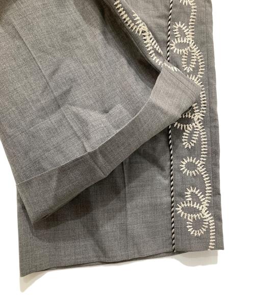 DAIRIKU（ダイリク）DAIRIKU (ダイリク) Embroidery Western Wide Slacks　エンブロイダリー ウエスタン ワイド スラックス　24SS B-4 グレー サイズ:29の古着・服飾アイテム